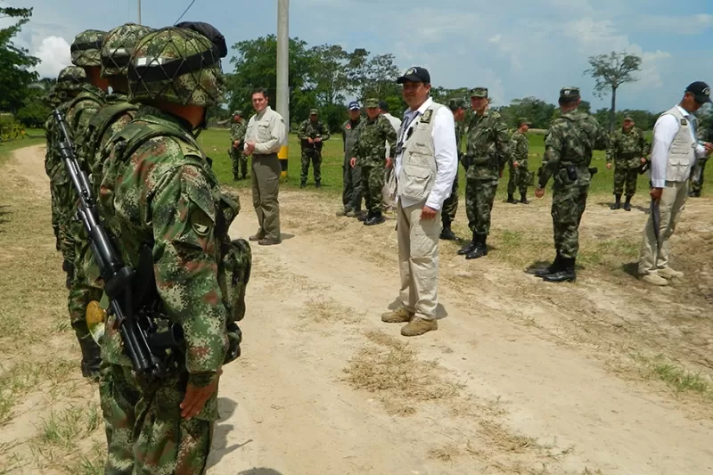 En el centro poblado de Puerto Jordán, Juan Carlos Pinzón, ministro de defensa, adopto otras medidas para contrarrestar el accionar de la guerrilla en el departamento de Arauca.